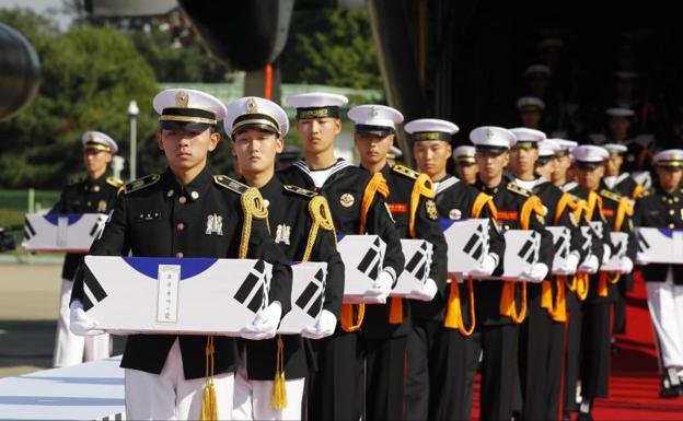 Traslado de los restos de 64 soldados surcoreanos asesinados en Core del Norte.