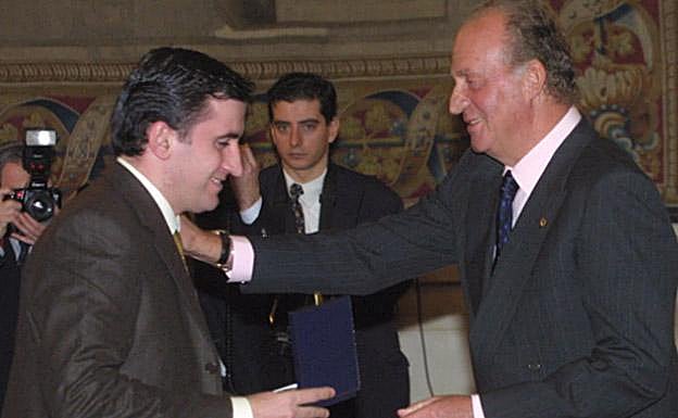 Imagen principal - En la imagen principal el rey Juan Carlos entrega a Javier la Real Orden del Mérito Deportivo en 2002. Javier, camino de su victoria en la etapa de Hautacam en el Tour de 2000, y en la prueba contrarreloj individual en la que se colgó el oro