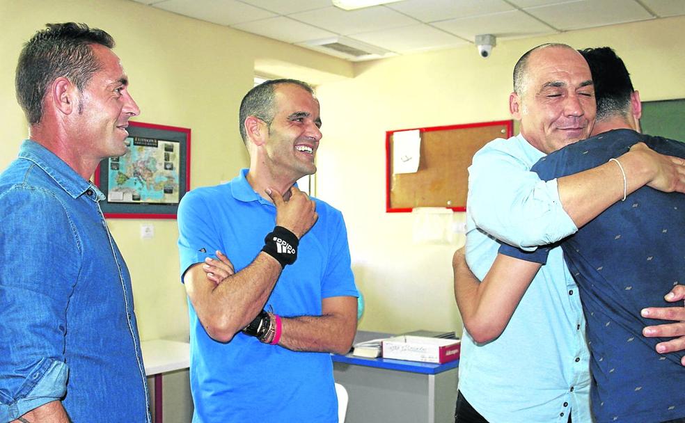 Juan Luis abraza a un joven al final del encuentro celebrado en una de las aulas del Centro de Menores Medina Azahara, en Córdoba.