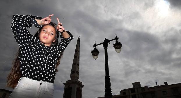 Paula Carmona posa en la plaza de la Merced. 