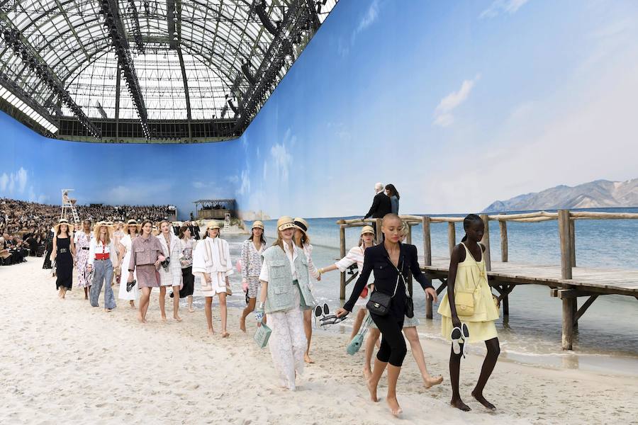 Fotos: Chanel lleva la playa a París en un espectacular desfile