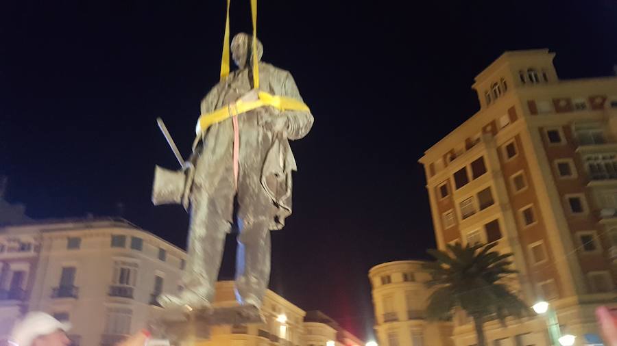 A primera hora de este martes 2 de octubre se ha procedido al desmontaje y traslado de la escultura de su enclave actual para someterla a un proceso de restauración
