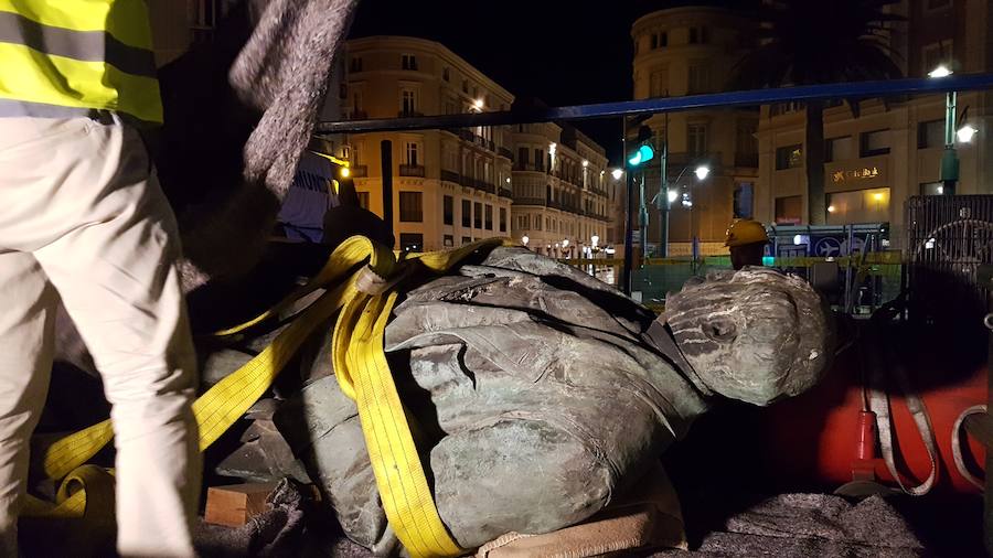 A primera hora de este martes 2 de octubre se ha procedido al desmontaje y traslado de la escultura de su enclave actual para someterla a un proceso de restauración