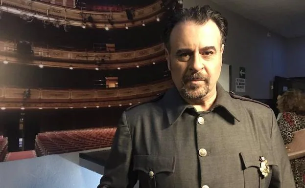 Carlos Álvarez, en el rol de Pedro Stakov, antes del ensayo de ayer. 