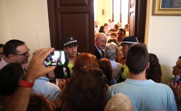 El alcalde decía en la puerta quién entraba antes o después haciendo claramente de portero. 