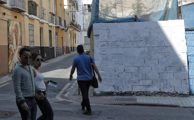 La pared en la que estaba el mural, en la calle Huerto del Conde, ayer con el dibujo borrado.