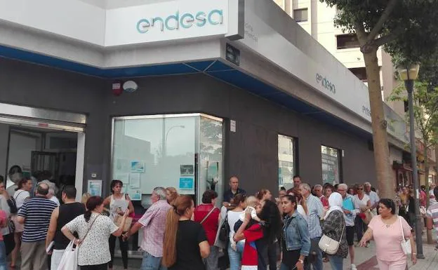 Decenas de malagueños guardaban ayer cola en las oficinas de Endesa