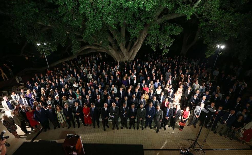 Foto de familia de los asistentes a la presentación anoche de la guía