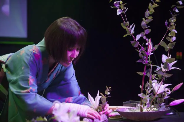 Makoto, durante la demostración de 'ikebana' en el Contenedor Cultural de la UMA. :: Francis silva