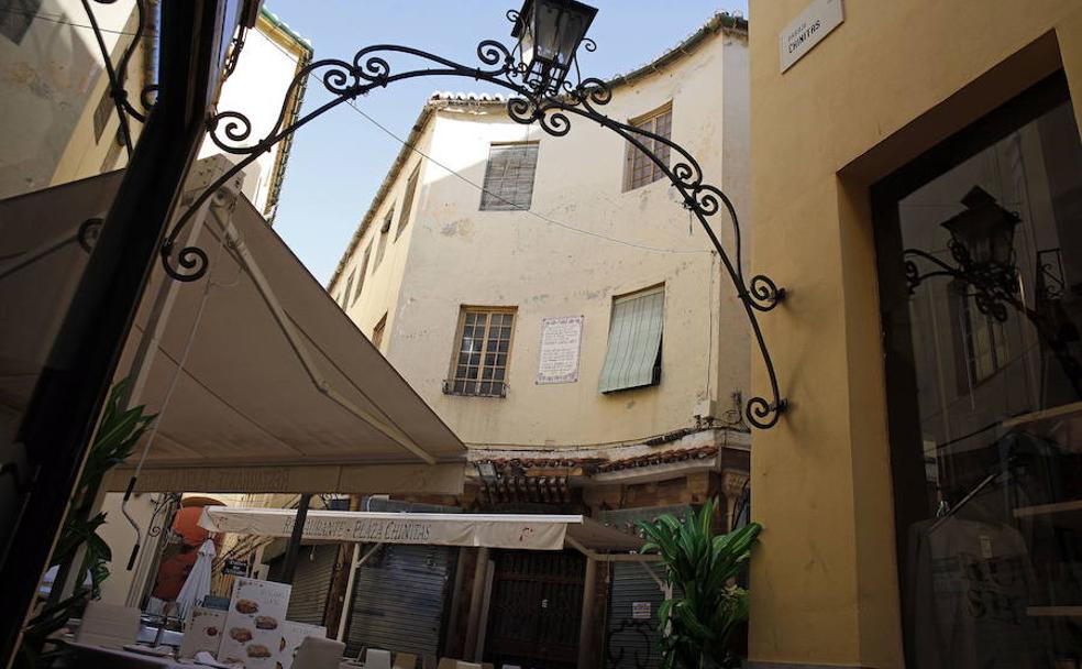 Edificio que ocupó el Café de Chinitas, con el azulejo del verso de García Lorca en su fachada. 