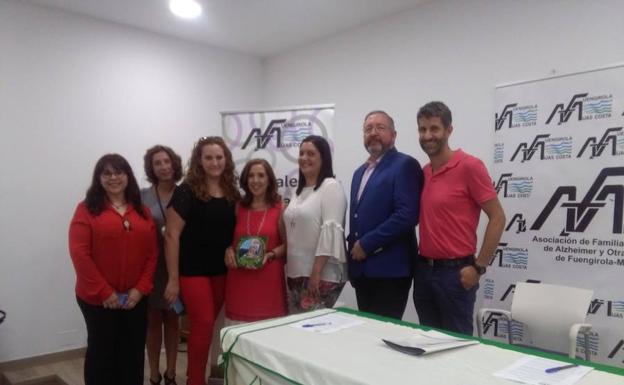 Los responsables de las AMPAS de la Costa y de AFA Fuengirola-Mijas, ayer tras la firma del convenio. 