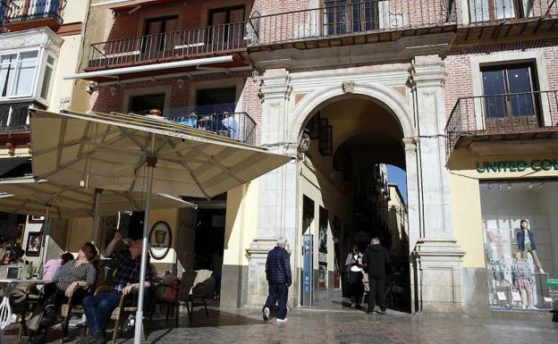 Pórtico de entrada al Pasaje de Chinitas, que coincide con la entrada al convento e iglesia de las Agustinas