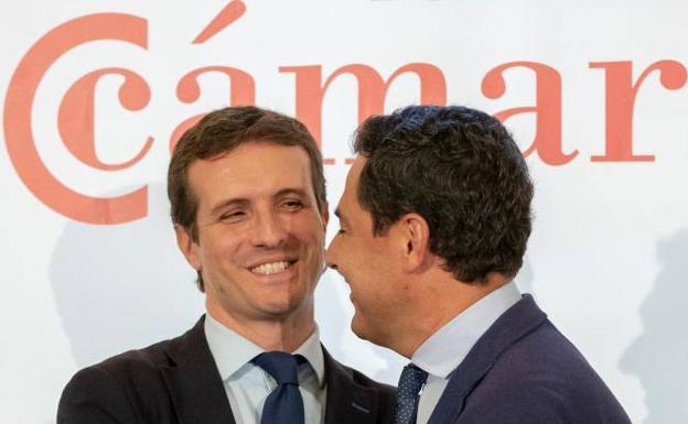 Pablo Casado y Juanma Moreno, ayer en Sevilla. 