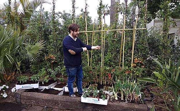 El gerente de la empresa, Francisco Moreno, preparando el huerto en la casa de Bertín Osborne.