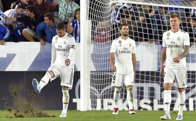 Los jugadores del Real Madrid, con la mirada perdida.