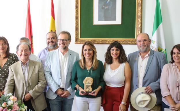 Imagen principal - Díaz, durante su visita al Ayuntamiento y a la fiesta de las Sopas. 