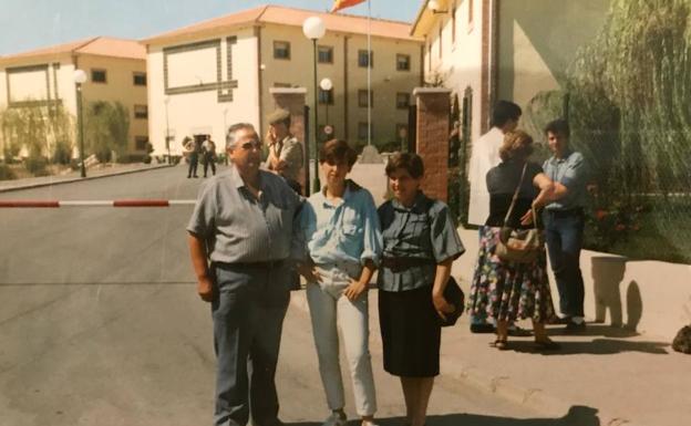 Imagen principal - Lola, junto a sus padres. Momento de la jura de bandera. A la derecha, junto a una compañera. 