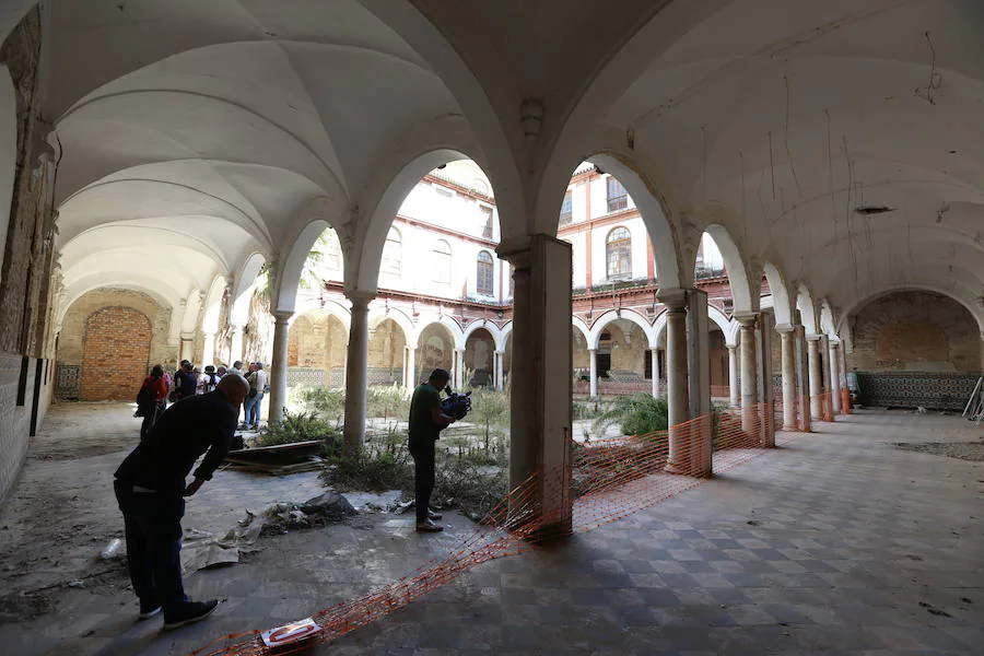 El antiguo Convento de San Agustín lleva dos décadas cerrado a cal y canto. Este lunes ha vuelto a abrir sus puertas con la visita del director general de Bellas Artes, al malagueño Román Fernández-Baca.