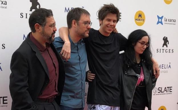 El Torres, Alexis Barroso, Rubius y Lolita Aldea, en el estreno. A la izquierda, el personaje en la serie. 