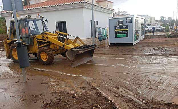 Máquinas trabajando este martes para retirar el barro en Benajarafe. 