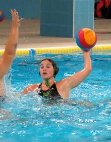 Imagen secundaria 2 - De izquierda a derecha: Pili (portera), Nogal, Marta, Daniela, Gema, Eva, Paula e Hilda (jugadoras del equipo absoluto de waterpolo de esta temporada). Imágenes del final de la temporada pasada.