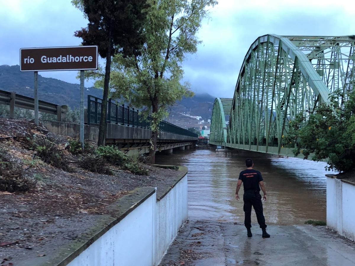 Cártama corta el puente sobre el Guadalhorce y alerta de un posible desbordamiento si sigue aumentando el cauce