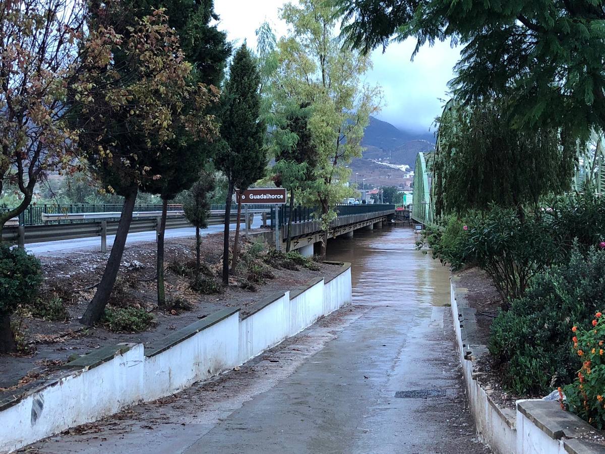 Cártama corta el puente sobre el Guadalhorce y alerta de un posible desbordamiento si sigue aumentando el cauce