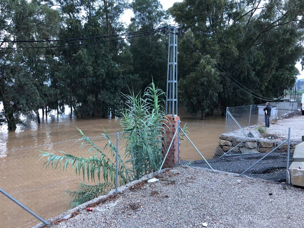 Cártama corta el puente sobre el Guadalhorce y alerta de un posible desbordamiento si sigue aumentando el cauce