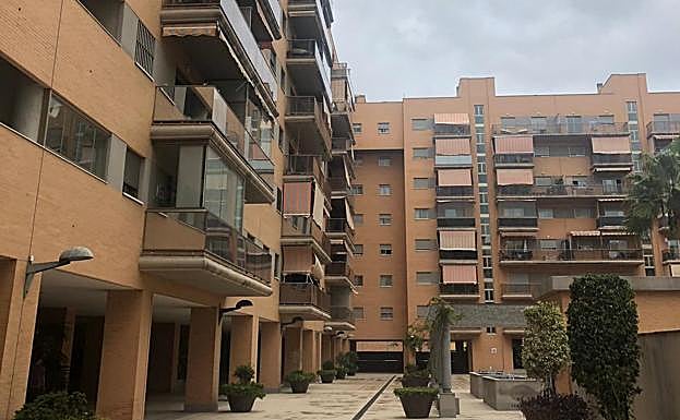 Interior de la urbanización en la que reside la familia. 