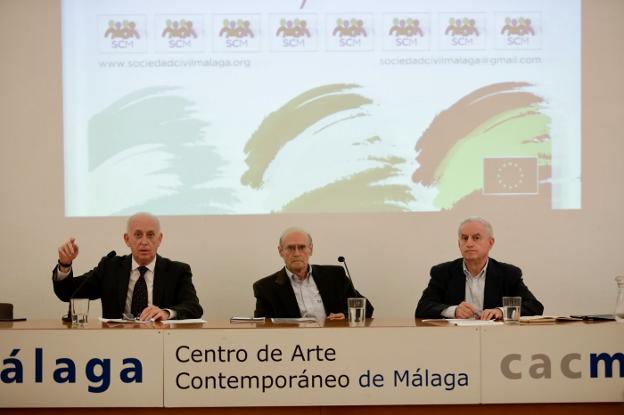 Hernández Les, en el centro, durante el foro en el CAC. fernández