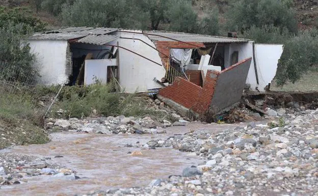 Una vivienda arrasada por la corriente de agua en La Vega de Monda. 