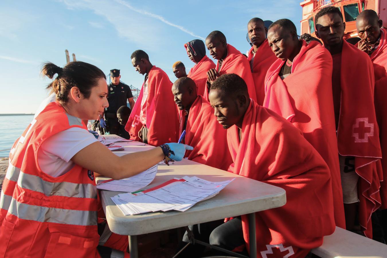 Tras ser asistidos por Salvamento Marítimo y Cruz Roja serán trasladados a San Roque por la falta de espacio en Málaga