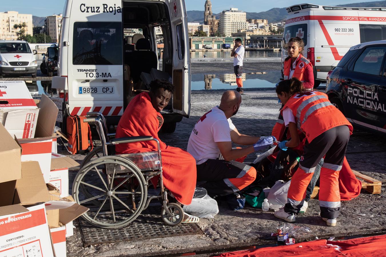 Tras ser asistidos por Salvamento Marítimo y Cruz Roja serán trasladados a San Roque por la falta de espacio en Málaga