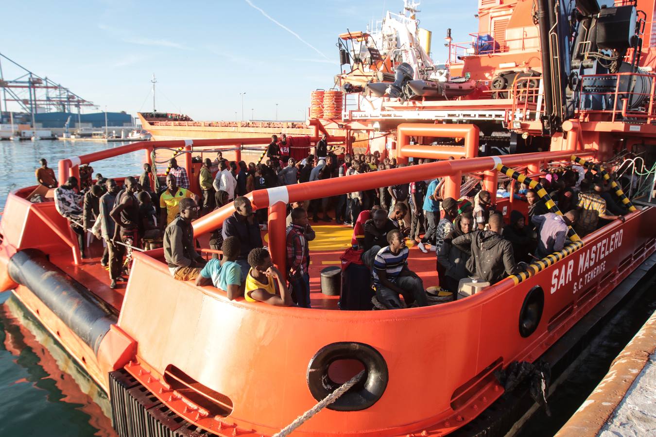 Tras ser asistidos por Salvamento Marítimo y Cruz Roja serán trasladados a San Roque por la falta de espacio en Málaga