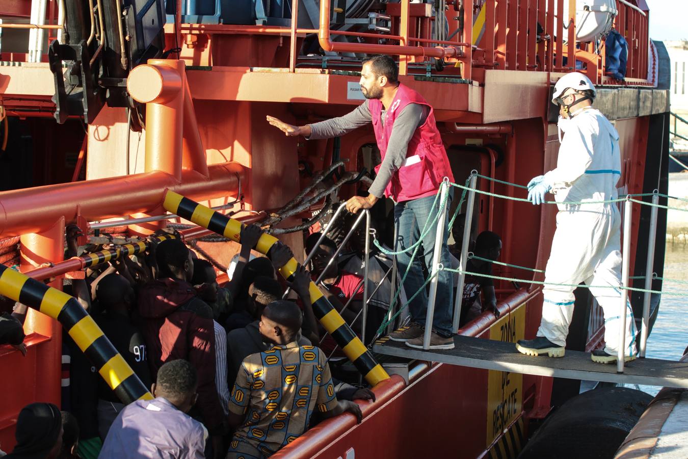 Tras ser asistidos por Salvamento Marítimo y Cruz Roja serán trasladados a San Roque por la falta de espacio en Málaga