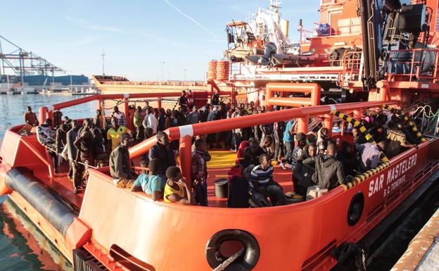 La embarcación de Salvamento Marítimo con los doscientos migrantes que pasaron casi doce horas sin poder desembarcar.