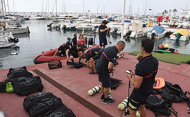 Bomberos preparan los equipos antes de salir desde el Puerto Deportivo. 