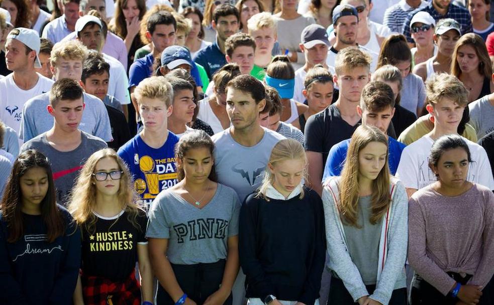 Rafa, entre los alumnos de su academia de tenis de Manacor, durante el minuto de silencio en memoria de las víctimas