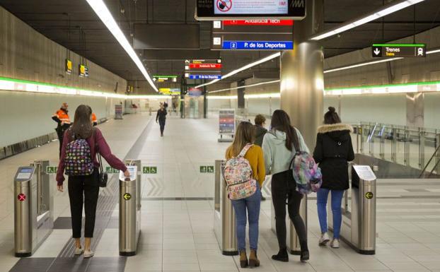 Viajeros en el metro de Málaga.