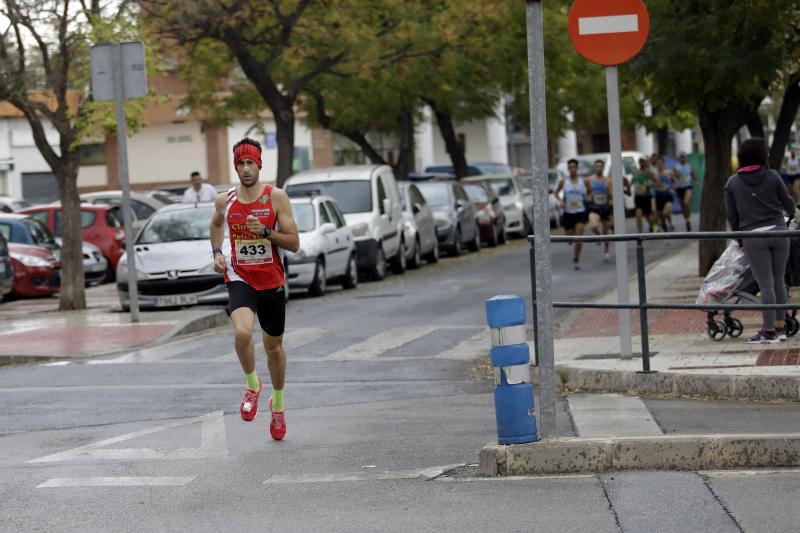 El Distrito Carretera de Cádiz acogió este domingo la carrera que discurre entre estos dos barrios de la capital y en el que han participado unos 700 corredores