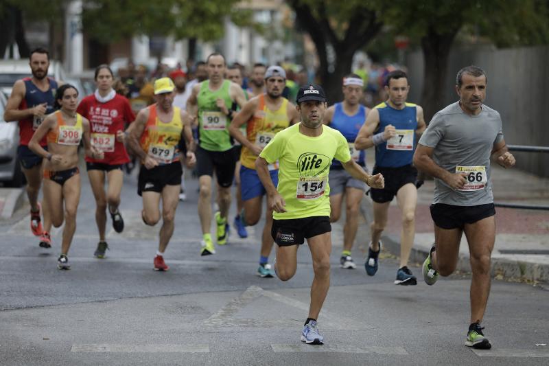 El Distrito Carretera de Cádiz acogió este domingo la carrera que discurre entre estos dos barrios de la capital y en el que han participado unos 700 corredores