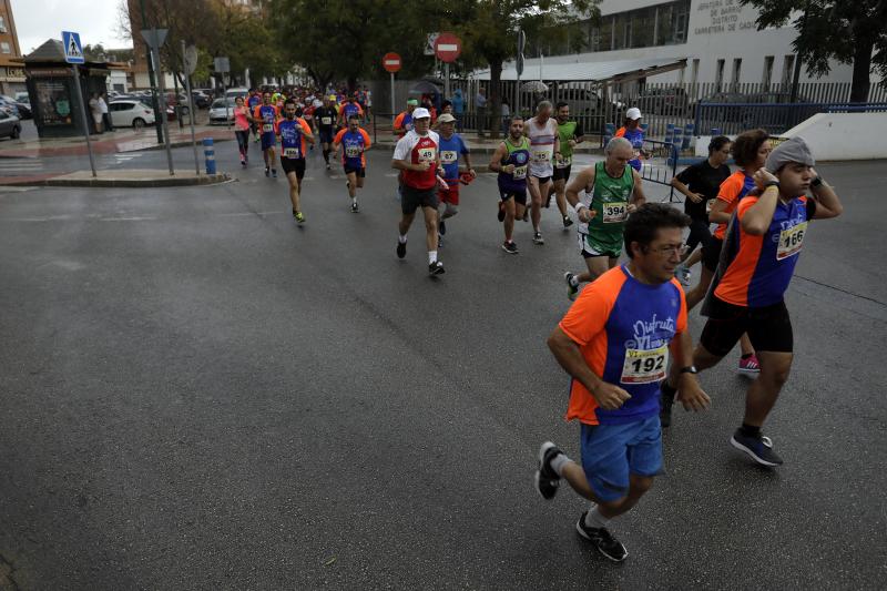 El Distrito Carretera de Cádiz acogió este domingo la carrera que discurre entre estos dos barrios de la capital y en el que han participado unos 700 corredores