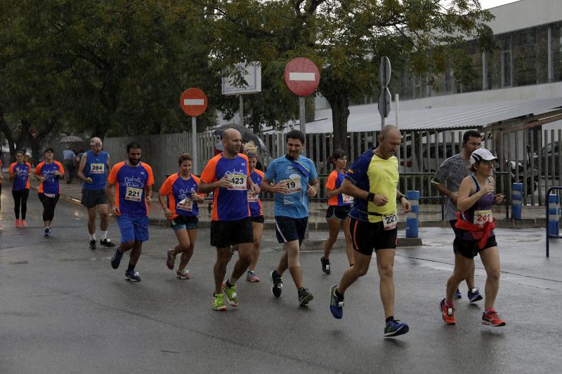 El Distrito Carretera de Cádiz acogió este domingo la carrera que discurre entre estos dos barrios de la capital y en el que han participado unos 700 corredores