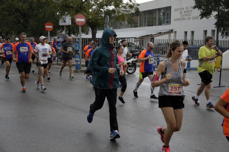 El Distrito Carretera de Cádiz acogió este domingo la carrera que discurre entre estos dos barrios de la capital y en el que han participado unos 700 corredores