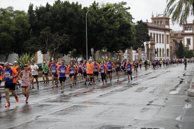 El Distrito Carretera de Cádiz acogió este domingo la carrera que discurre entre estos dos barrios de la capital y en el que han participado unos 700 corredores