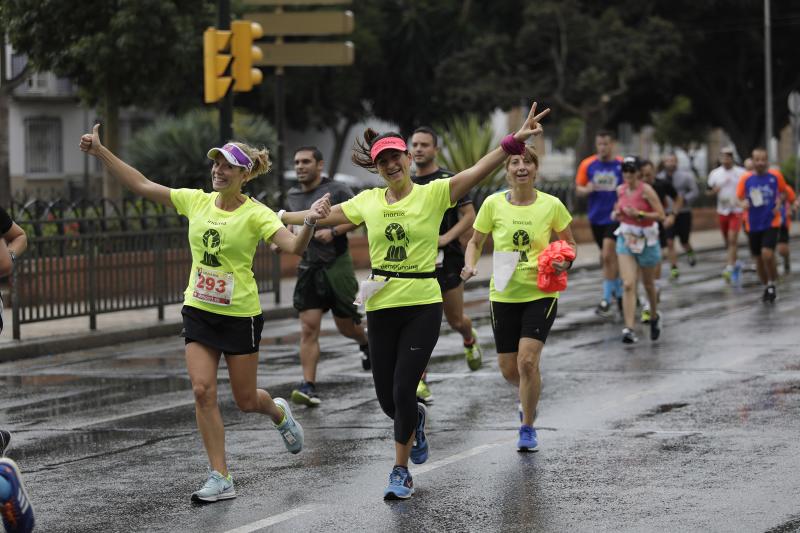 El Distrito Carretera de Cádiz acogió este domingo la carrera que discurre entre estos dos barrios de la capital y en el que han participado unos 700 corredores