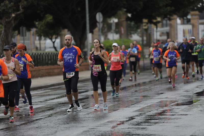 El Distrito Carretera de Cádiz acogió este domingo la carrera que discurre entre estos dos barrios de la capital y en el que han participado unos 700 corredores