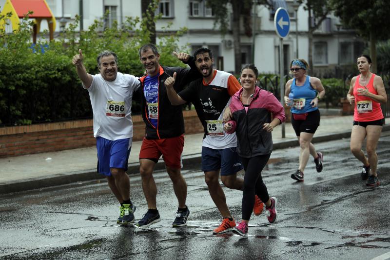 El Distrito Carretera de Cádiz acogió este domingo la carrera que discurre entre estos dos barrios de la capital y en el que han participado unos 700 corredores