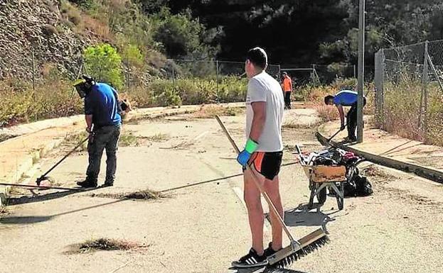 Un grupo de vecinos limpió una de las calles el pasado domingo.