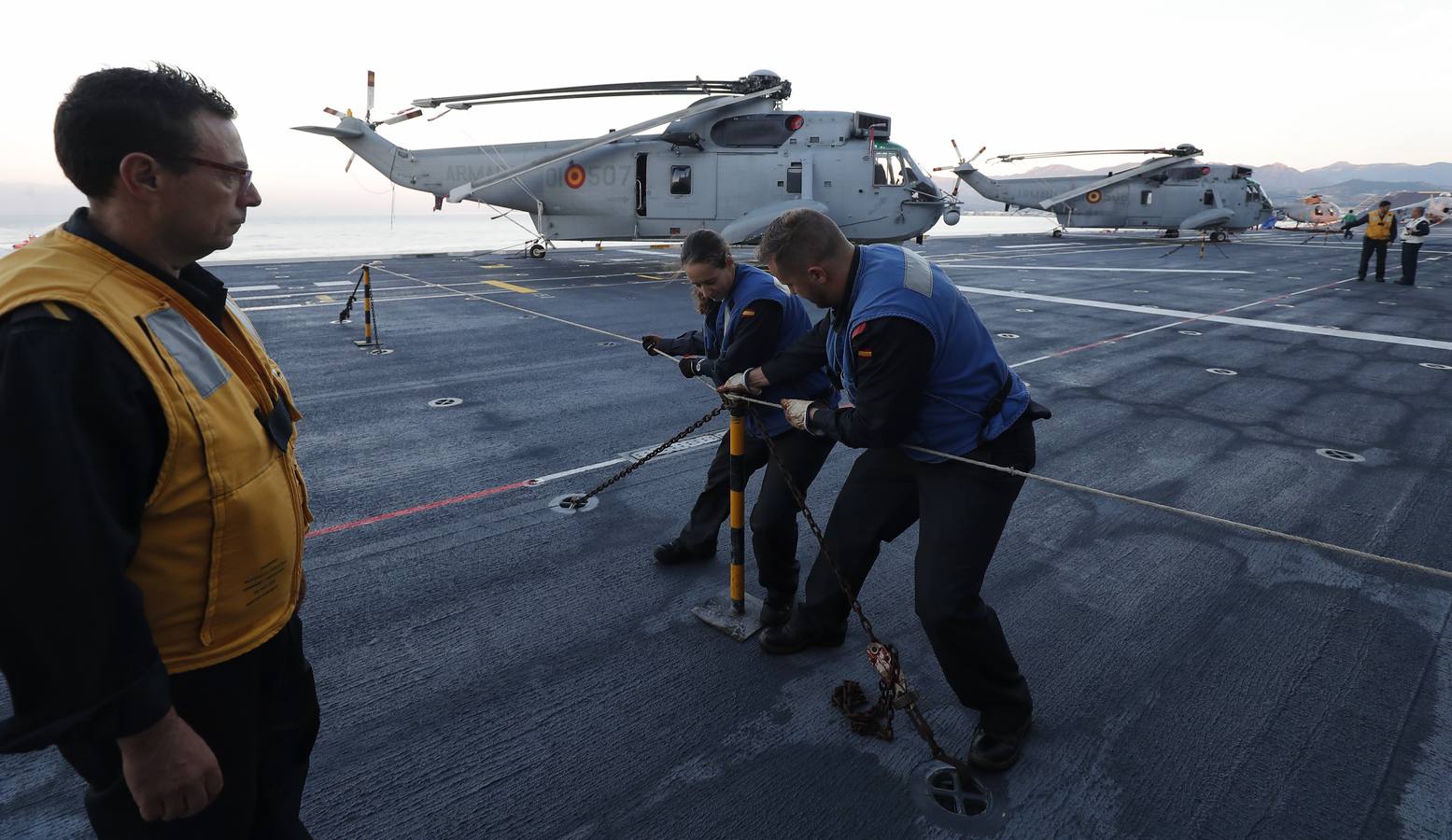 24 horas de navegación en el 'Juan Carlos I' sirven para conocer de primera mano cómo se desarrolla el día a día de este portaaviones, el buque insignia de la Armada española, que puede llevar en sus entrañas un arsenal. Desde puesto de mando a las cocinas, todo debe muy sincronizado para que todo funcione adecuadamente.